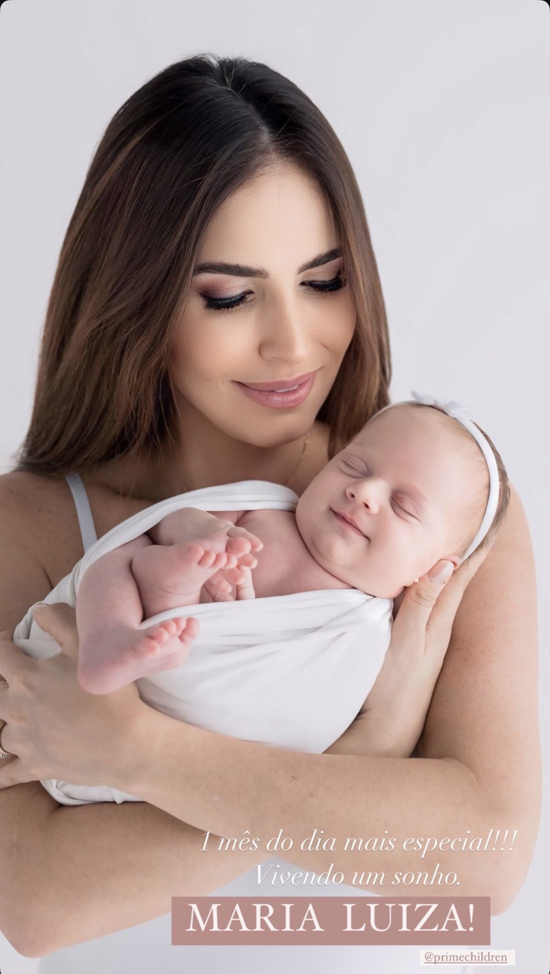 Marília com a filha Maria Luiza recém-nascida no colo