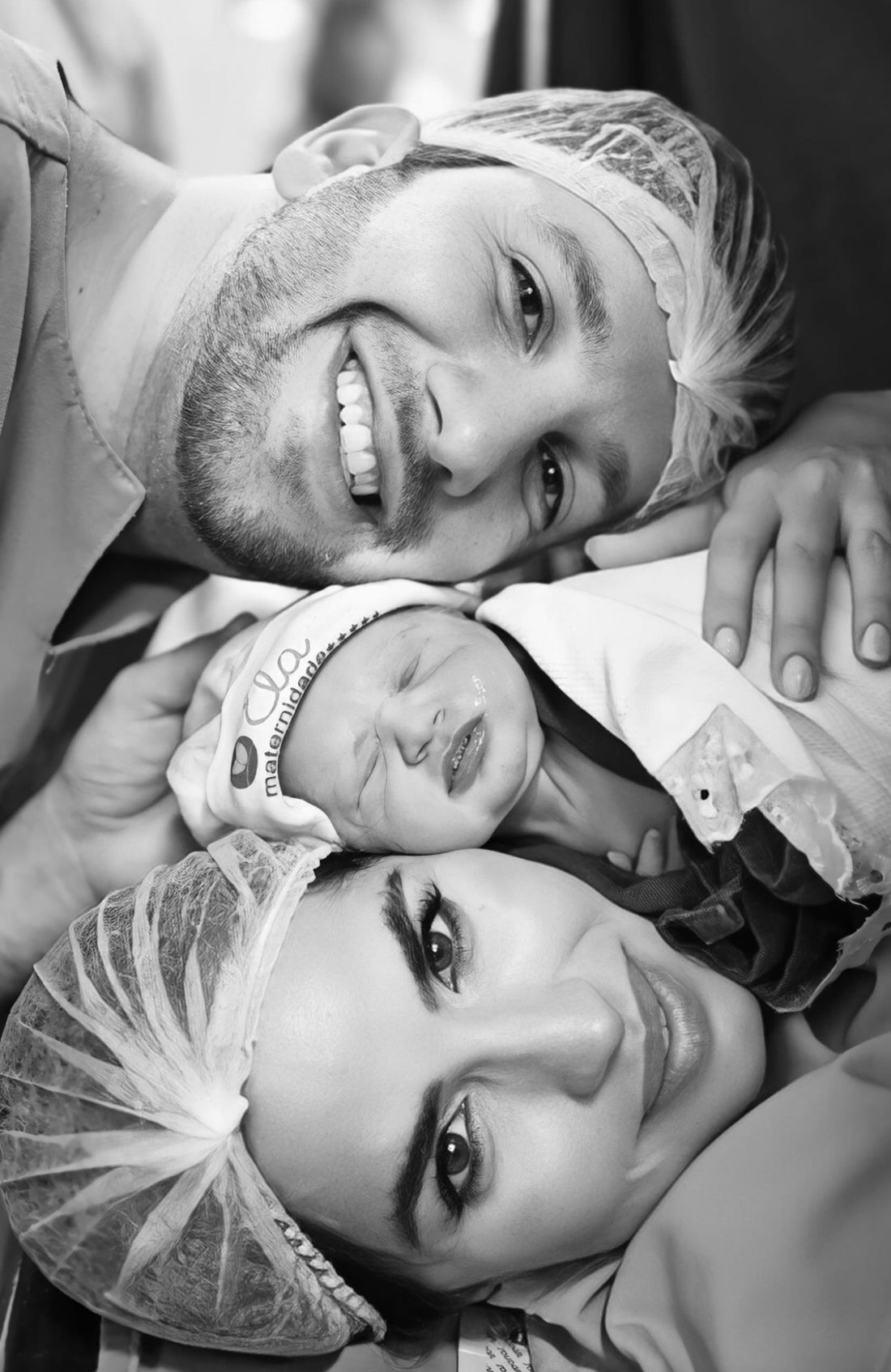 Marília, o marido e a bebê no dia do nascimento, em preto e branco