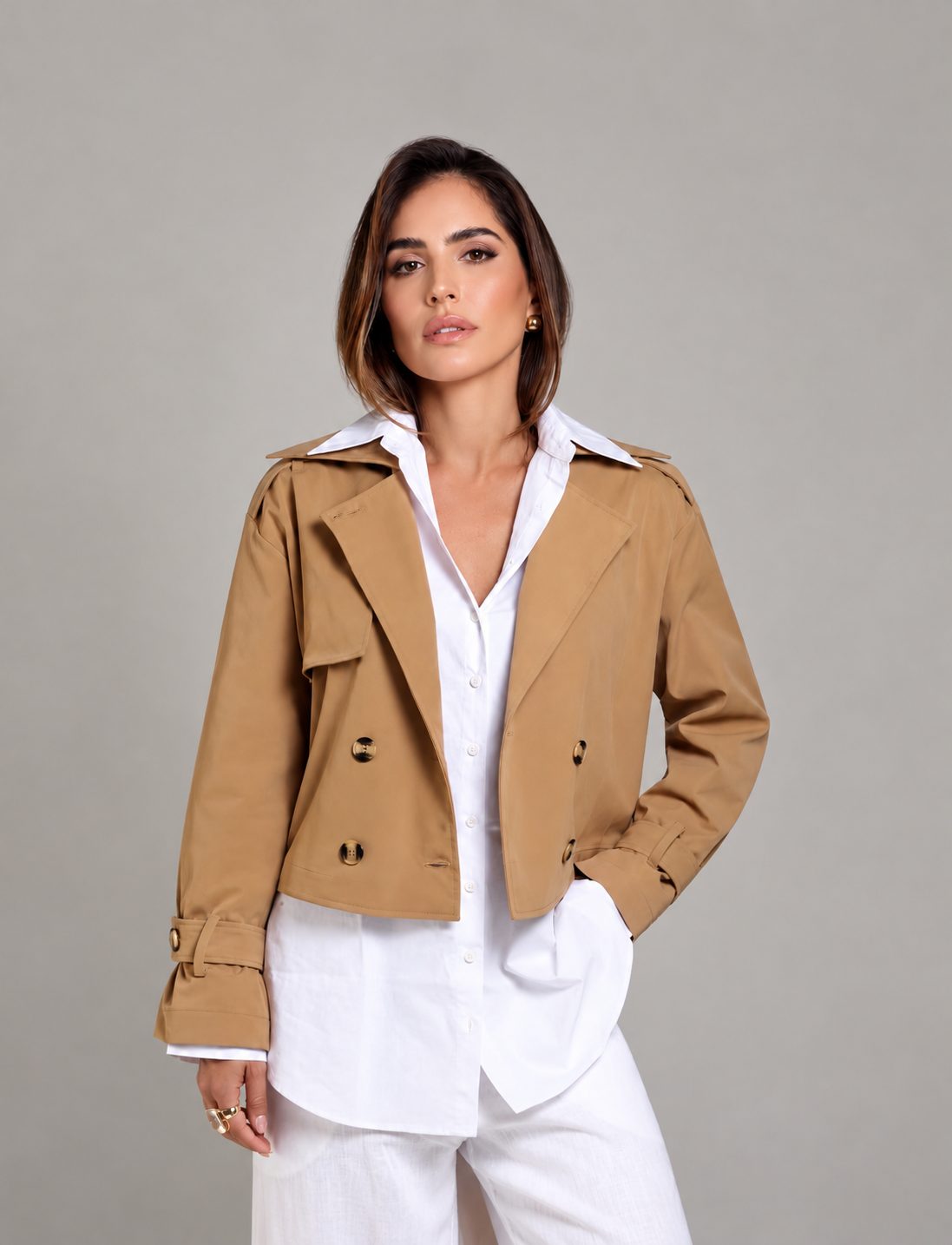 Marília Leal Afiune de trench coat caramelo e camisa branca